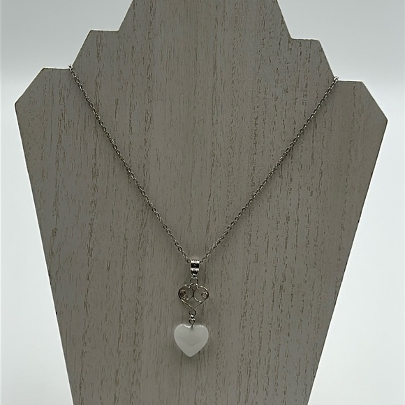 2028- Heart Holding A Natural Stone Heart Handmade Necklace NWT - Picture 2 of 7